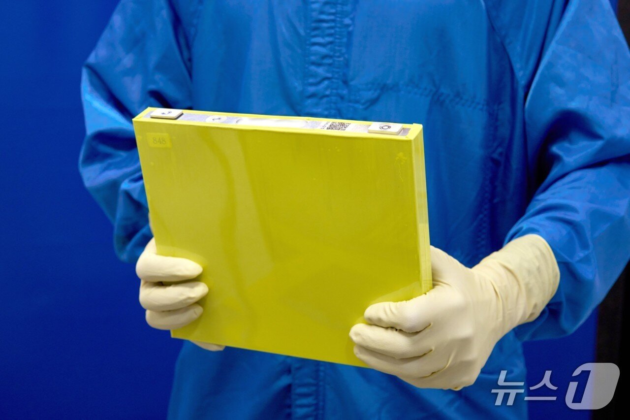 본문 이미지 - 미국 미시간주(州) 워런에 있는 GM의 월리스 배터리 셀 이노베이션 센터에서 리튬망간리치(LMR) 배터리 셀 시제품을 들고 있는 직원의 모습(GM 한국사업장 제공). 2025.10.17.