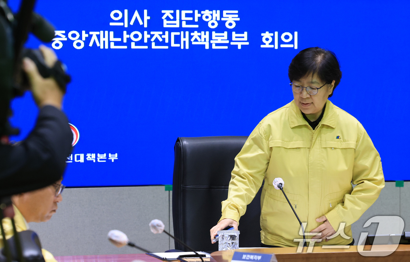 (서울=뉴스1) 임세영 기자 = 정은경 보건복지부 장관이 17일 서울 종로구 정부서울청사 중앙재난안전상황실 서울상황센터에서 열린 의사 집단행동 중앙재난안전대책본부 회의에 참석하고 …