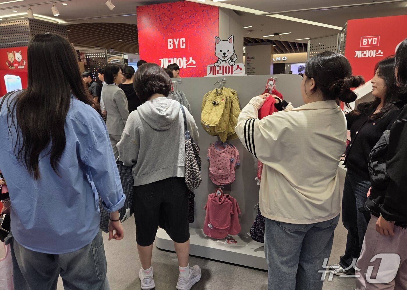 본문 이미지 - 개리야스 팝업 스토어에서 고객들이 제품을 구경하고 있다. ⓒ 뉴스1 한송아 기자