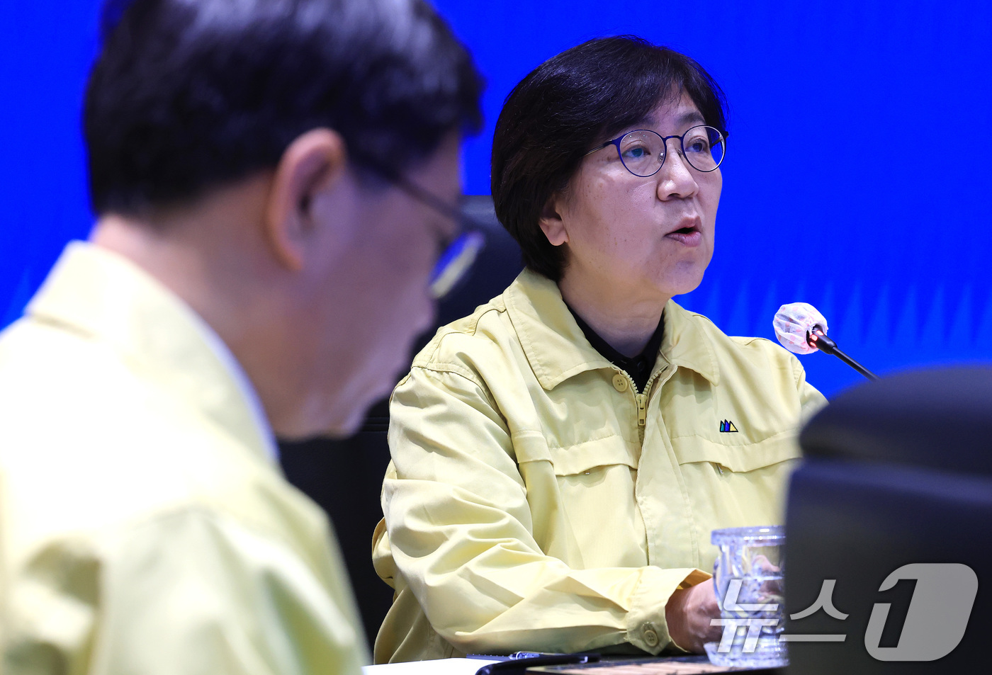 (서울=뉴스1) 임세영 기자 = 정은경 보건복지부 장관이 17일 서울 종로구 정부서울청사 중앙재난안전상황실 서울상황센터에서 열린 의사 집단행동 중앙재난안전대책본부 회의에서 모두발언 …