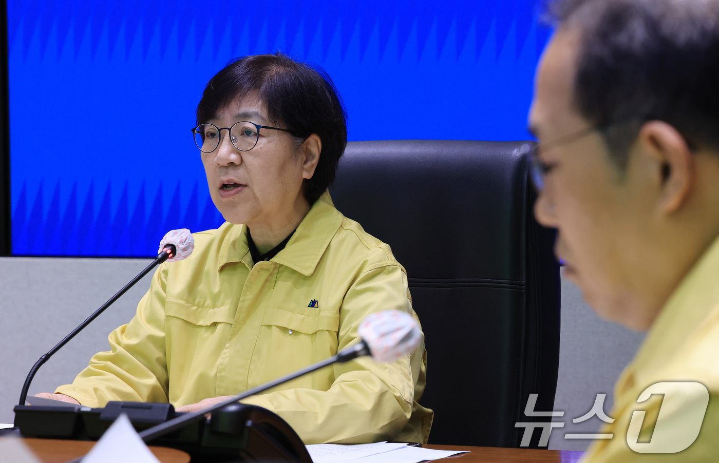 (서울=뉴스1) 임세영 기자 = 정은경 보건복지부 장관이 17일 서울 종로구 정부서울청사 중앙재난안전상황실 서울상황센터에서 열린 의사 집단행동 중앙재난안전대책본부 회의에서 모두발언 …