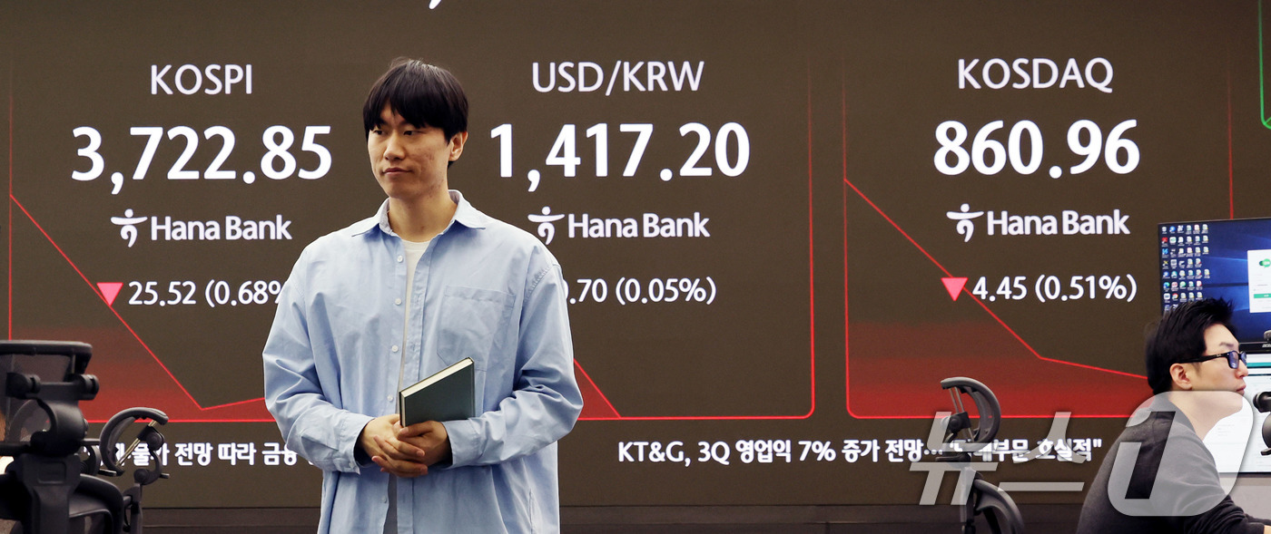 (서울=뉴스1) 박지혜 기자 = 17일 오전 서울 중구 하나은행 딜링룸 전광판에 개장 시황이 나오고 있다.이날 코스피지수는 3732.76으로 하락 출발했다. 서울 외환시장에서 원· …