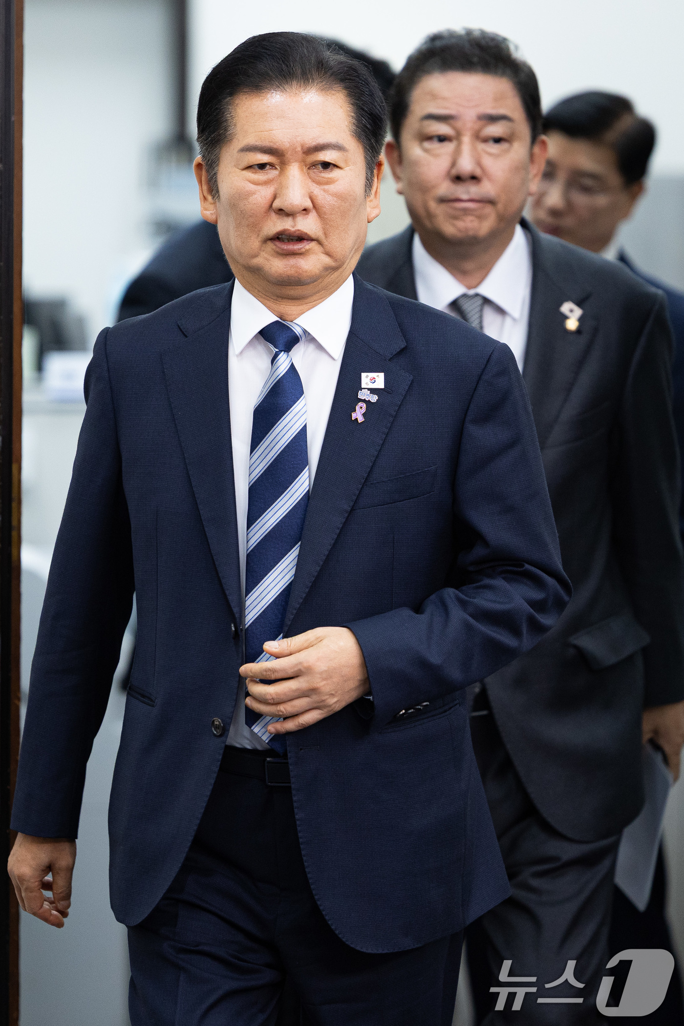 (서울=뉴스1) 유승관 기자 = 정청래 더불어민주당 대표와 김병기 원내대표가 17일 서울 여의도 국회에서 열린 최고위원회의에 참석하고 있다. 2025.10.17/뉴스1