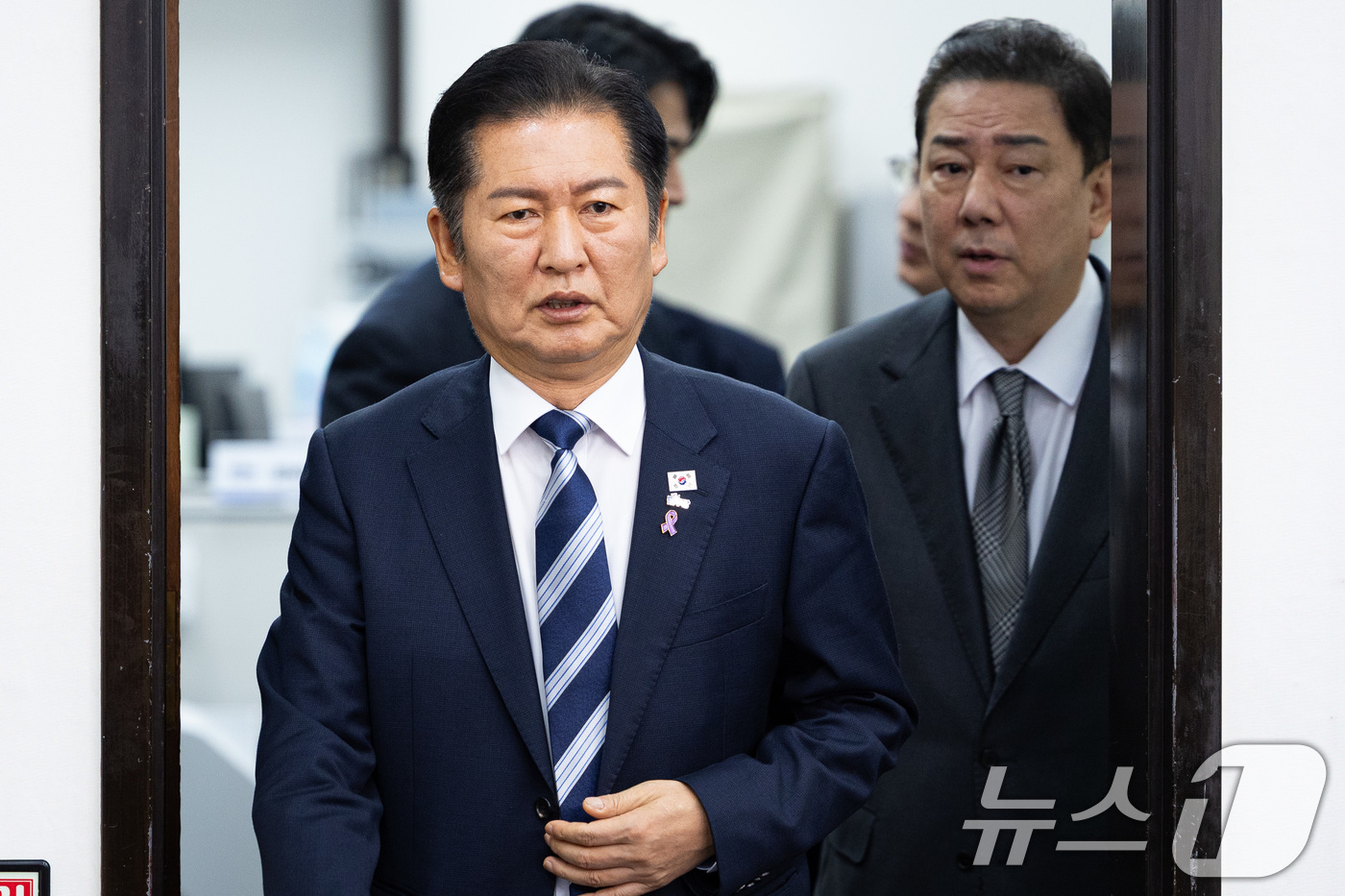 (서울=뉴스1) 유승관 기자 = 정청래 더불어민주당 대표와 김병기 원내대표가 17일 서울 여의도 국회에서 열린 최고위원회의에 참석하고 있다. 2025.10.17/뉴스1