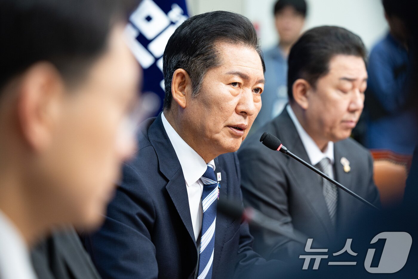 본문 이미지 - 정청래 더불어민주당 대표가 17일 서울 여의도 국회에서 열린 최고위원회의에서 모두 발언을 하고 있다. 2025.10.17/뉴스1 ⓒ News1 유승관 기자