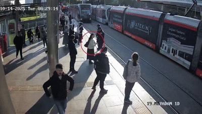 본문 이미지 - 14일&#40;현지시간&#41; 튀르키예 중부도시 카이세리의 한 트램&#40;전차&#41; 역에서 이어폰을 낀 한 여성이 트램에 치일 뻔한 사고가 있었다. 2025.10.14. &#40;출처=카이세리 광역교통회사 X계정&#41;