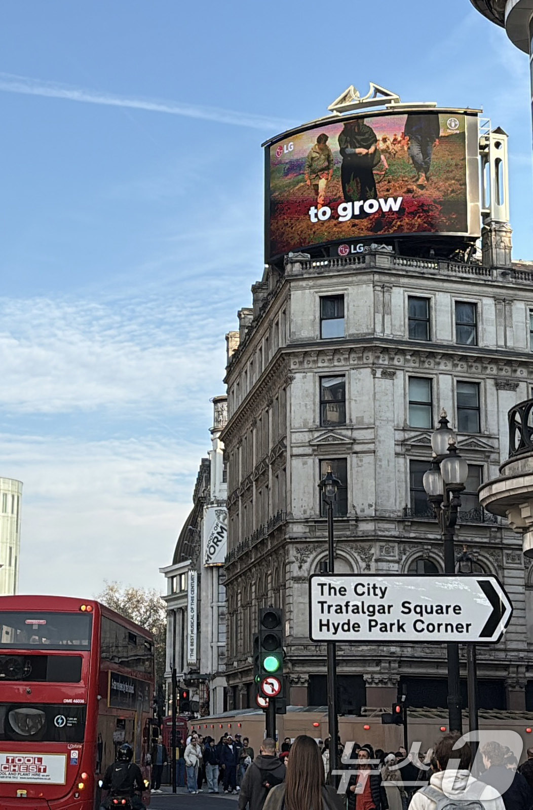 (서울=뉴스1) = LG전자는 오는 24일(현지시간)까지 미국 뉴욕 타임스스퀘어와 영국 런던 피카딜리광장 옥외전광판에서 '세계 식량의 날'을 기념한 캠페인 영상을 상영한다고 17일 …