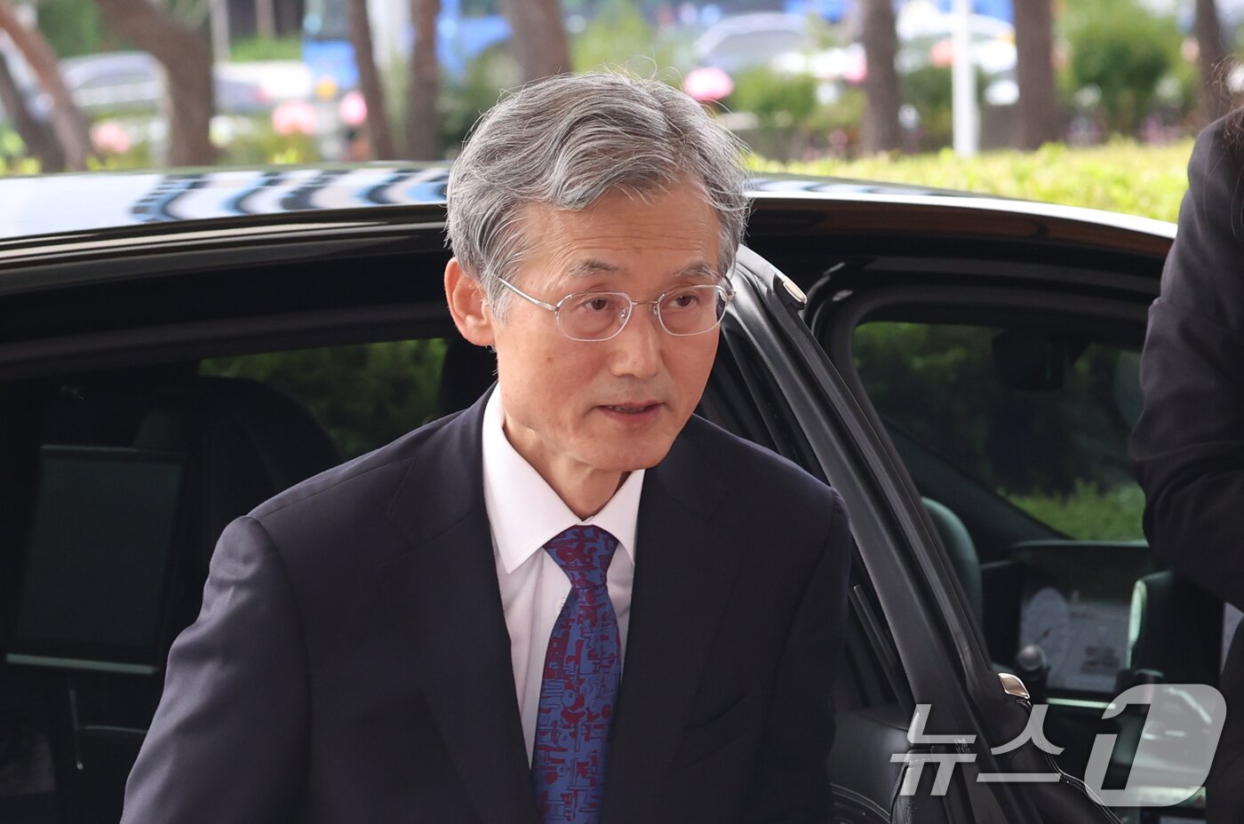 본문 이미지 - 조희대 대법원장이 17일 오전 서울 서초구 대법원 청사로 출근을 하고 있다. 2025.10.17/뉴스1 ⓒ News1 김명섭 기자