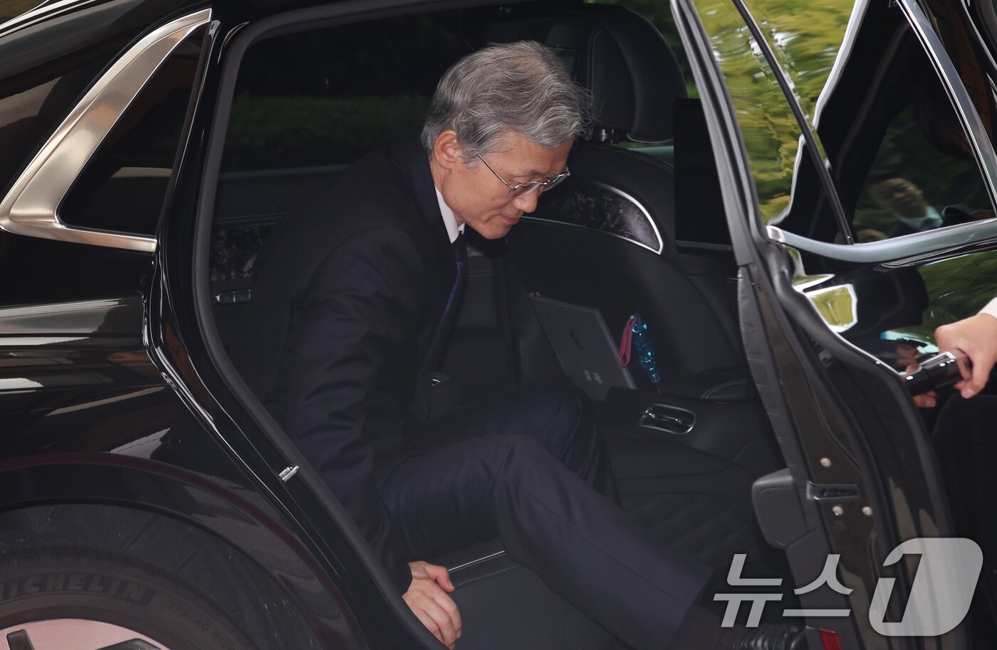 본문 이미지 - 조희대 대법원장이 17일 오전 서울 서초구 대법원 청사로 출근을 하고 있다. 2025.10.17/뉴스1 ⓒ News1 김명섭 기자