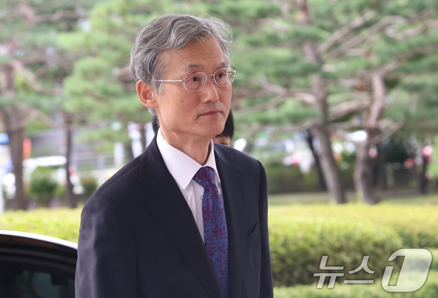 본문 이미지 - 조희대 대법원장이 17일 오전 서울 서초구 대법원 청사로 출근을 하고 있다. 2025.10.17/뉴스1 ⓒ News1 김명섭 기자