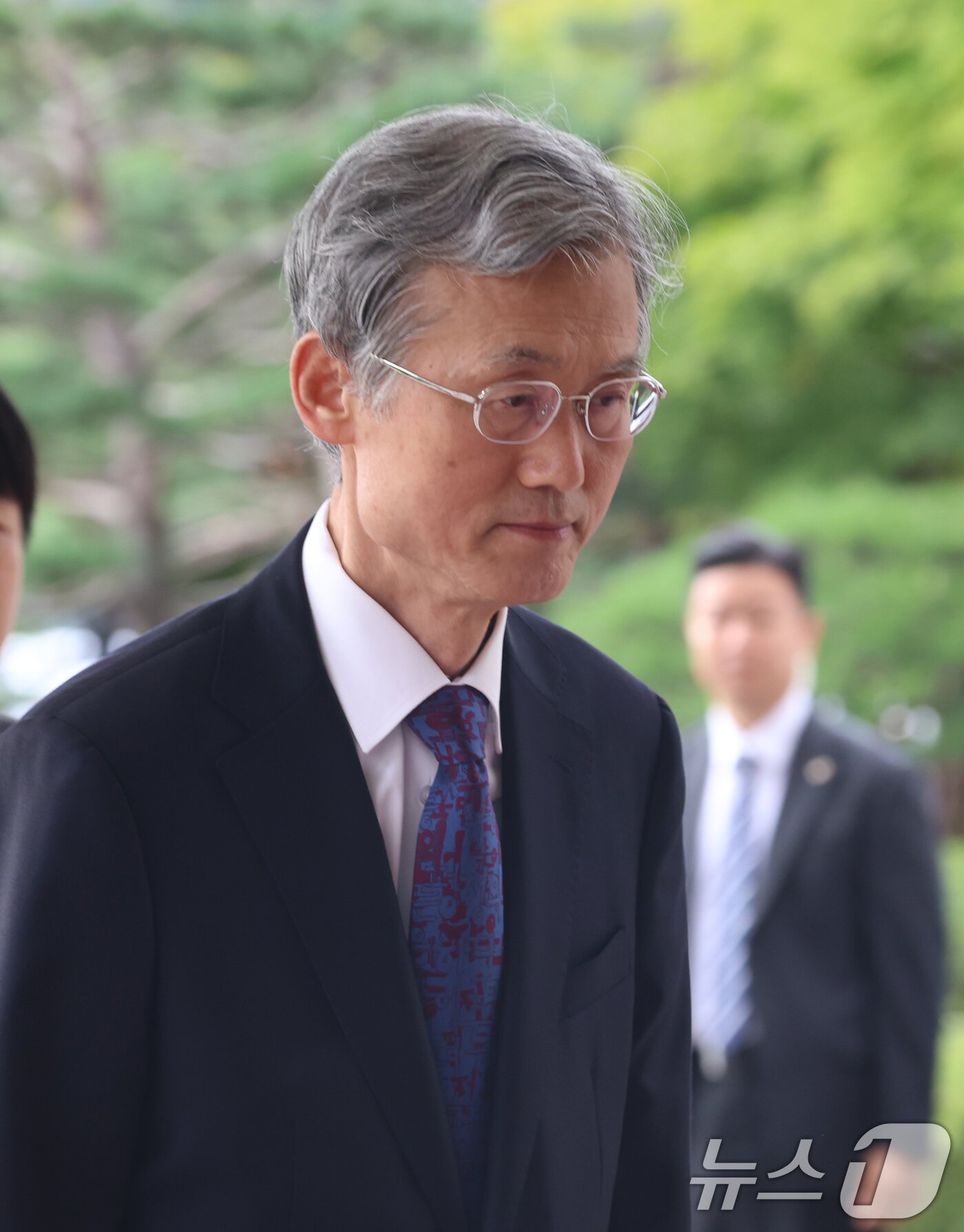 본문 이미지 - 조희대 대법원장이 17일 오전 서울 서초구 대법원 청사로 출근을 하고 있다. 2025.10.17/뉴스1 ⓒ News1 김명섭 기자