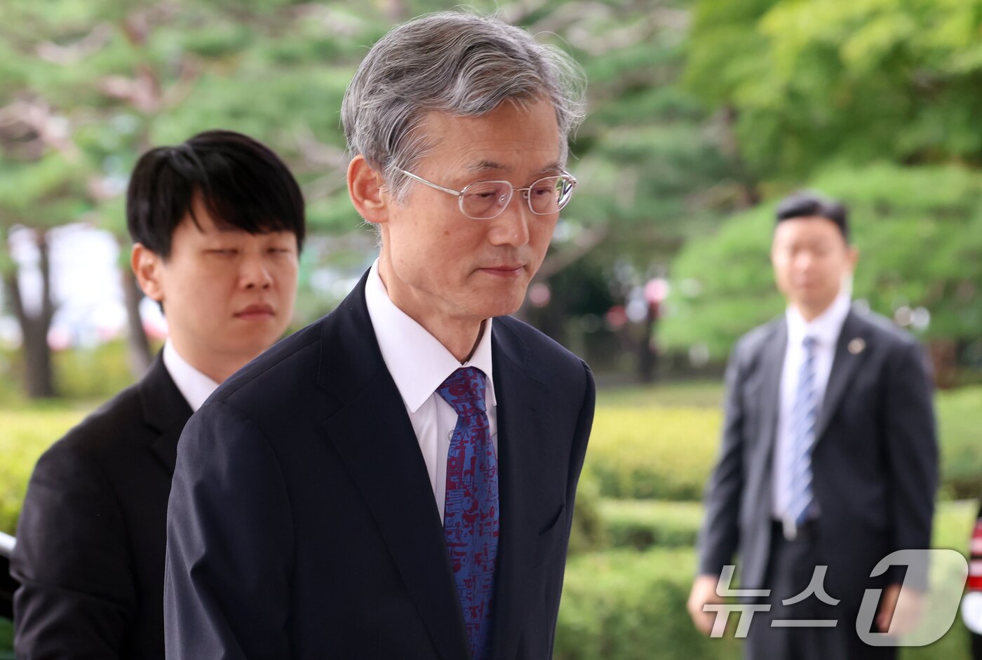 본문 이미지 - 조희대 대법원장이 17일 오전 서울 서초구 대법원 청사로 출근을 하고 있다. 2025.10.17/뉴스1 ⓒ News1 김명섭 기자