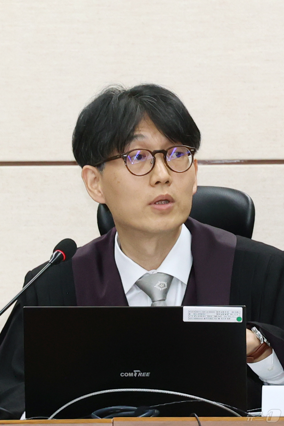 (서울=뉴스1) 사진공동취재단 = 류경진 부장판사가 17일 서울 서초구 서울중앙지법에서 열린 이상민 전 행안부 장관 언론사 단전·단수, 위증, 내란중요임무종사 등 사건 첫 재판을 …