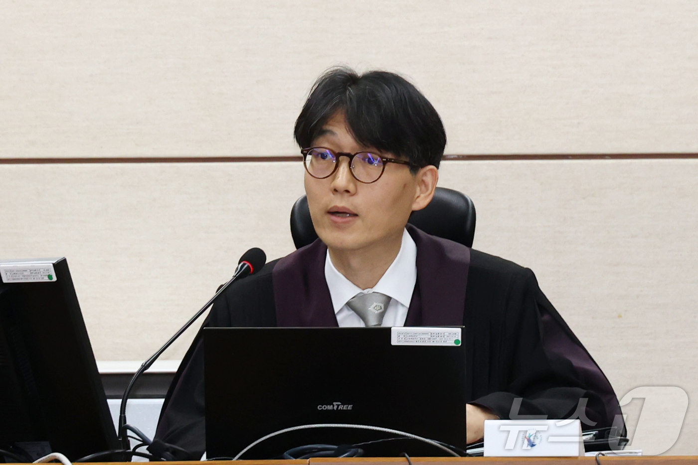 (서울=뉴스1) 사진공동취재단 = 류경진 부장판사가 17일 서울 서초구 서울중앙지법에서 열린 이상민 전 행안부 장관 언론사 단전·단수, 위증, 내란중요임무종사 등 사건 첫 재판을 …