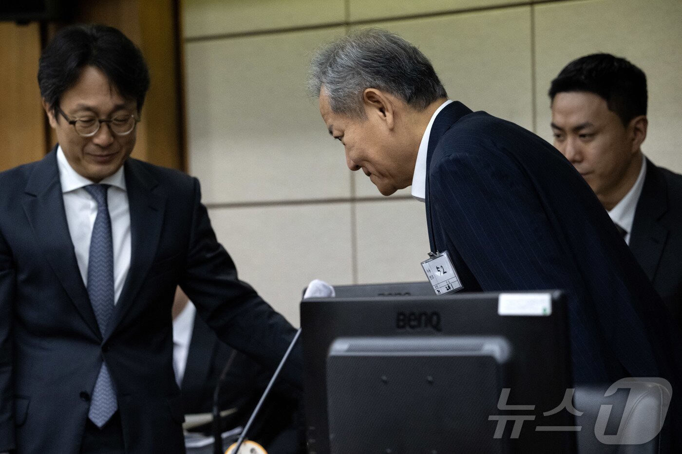 본문 이미지 - 이상민 전 행정안전부 장관이 17일 서울 서초구 서울중앙지법에서 열린 내란 중요임무 종사 등 혐의 첫 공판기일에 출석해 인사하고 있다. 2025.10.17/뉴스1 ⓒ News1 사진공동취재단
