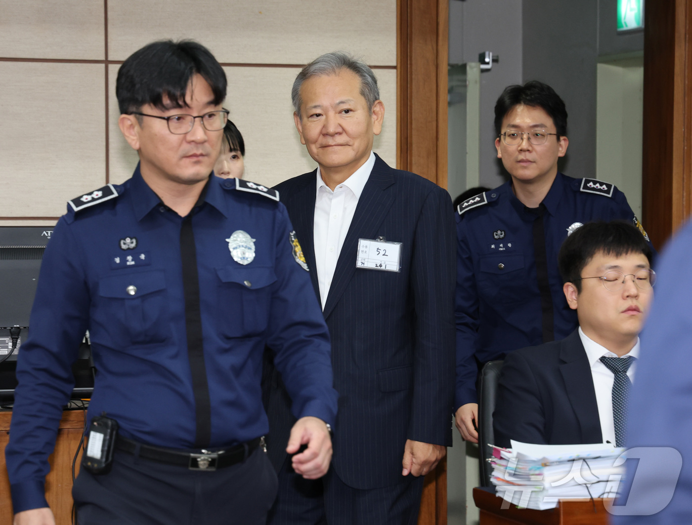 (서울=뉴스1) 사진공동취재단 = 12·3 비상계엄 관련 언론사 단전·단수를 지시한 혐의로 구속기소 된 이상민 전 행정안전부 장관이 17일 오전 서울 서초구 서울중앙지방법원에서 열 …