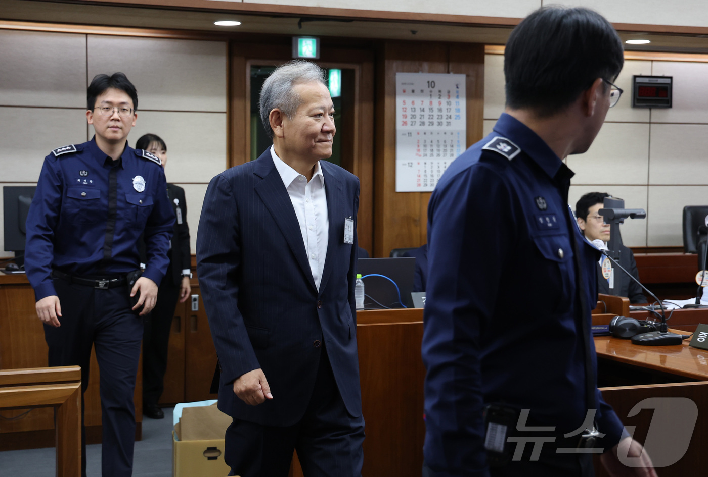 (서울=뉴스1) 사진공동취재단 = 12·3 비상계엄 관련 언론사 단전·단수를 지시한 혐의로 구속기소 된 이상민 전 행정안전부 장관이 17일 오전 서울 서초구 서울중앙지방법원에서 열 …