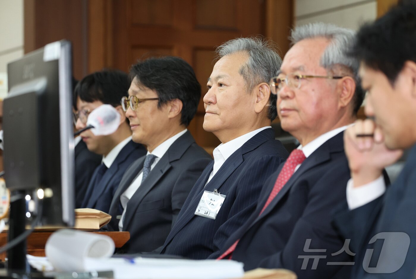 본문 이미지 - 12·3 비상계엄 관련 언론사 단전·단수를 지시한 혐의로 구속기소 된 이상민 전 행정안전부 장관이 17일 오전 서울 서초구 서울중앙지방법원에서 열린 첫 공판에 출석해 있다. 2025.10.17/뉴스1 ⓒ News1 사진공동취재단