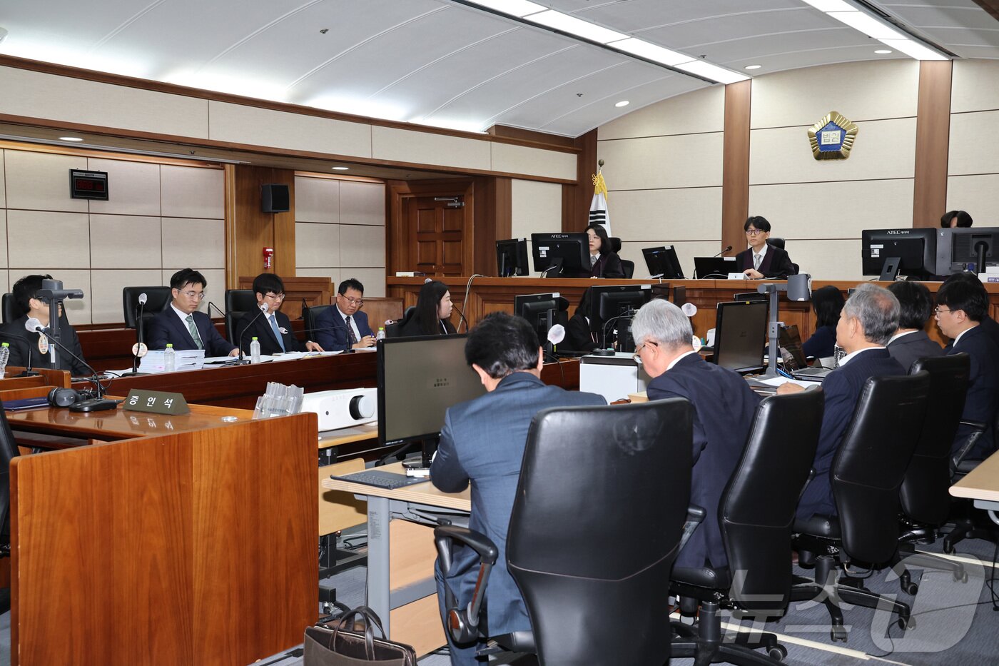 본문 이미지 - 12·3 비상계엄 관련 언론사 단전·단수를 지시한 혐의로 구속기소 된 이상민 전 행정안전부 장관이 17일 오전 서울 서초구 서울중앙지방법원에서 열린 첫 공판에 출석해 있다. 2025.10.17 ⓒ 뉴스1 사진공동취재단