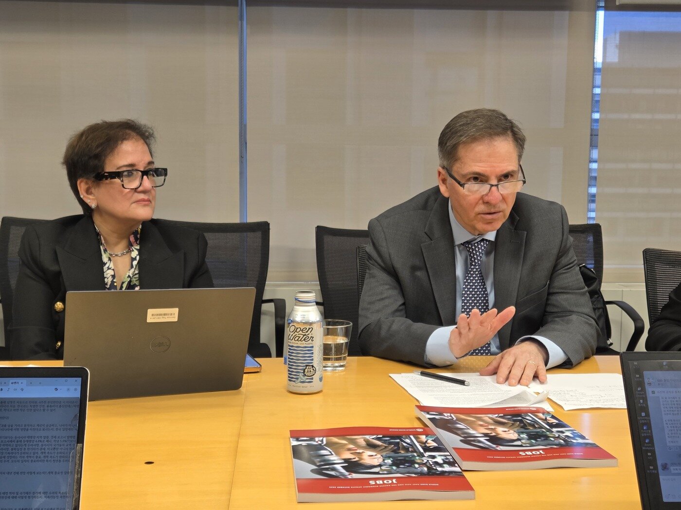 본문 이미지 - 17일(현지시간) 미국 워싱턴DC 세계은행(WB) 본부에서 카를로스 펠리페 하라밀로(Carlos Felipe Jaramillo) WB 동아시아·태평양(EAP) 지역 부총재가 동아시아 고용, 일자리 문제에 대해 설명하고 있다.(동행기자단 제공)