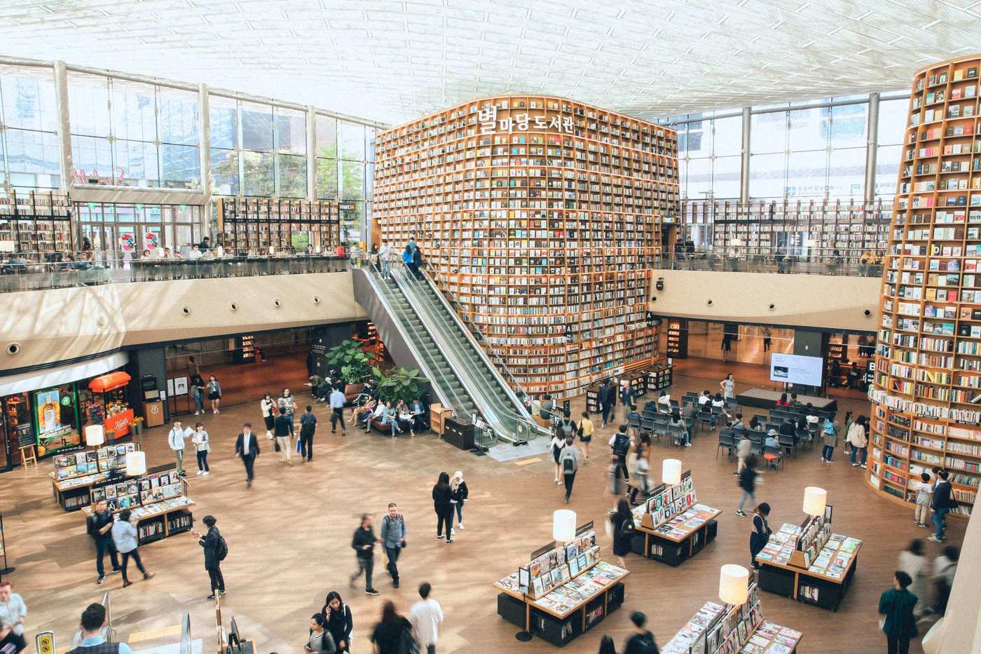 본문 이미지 - 스타필드 별마당 도서관. &#40;스타필드 제공&#41;. 