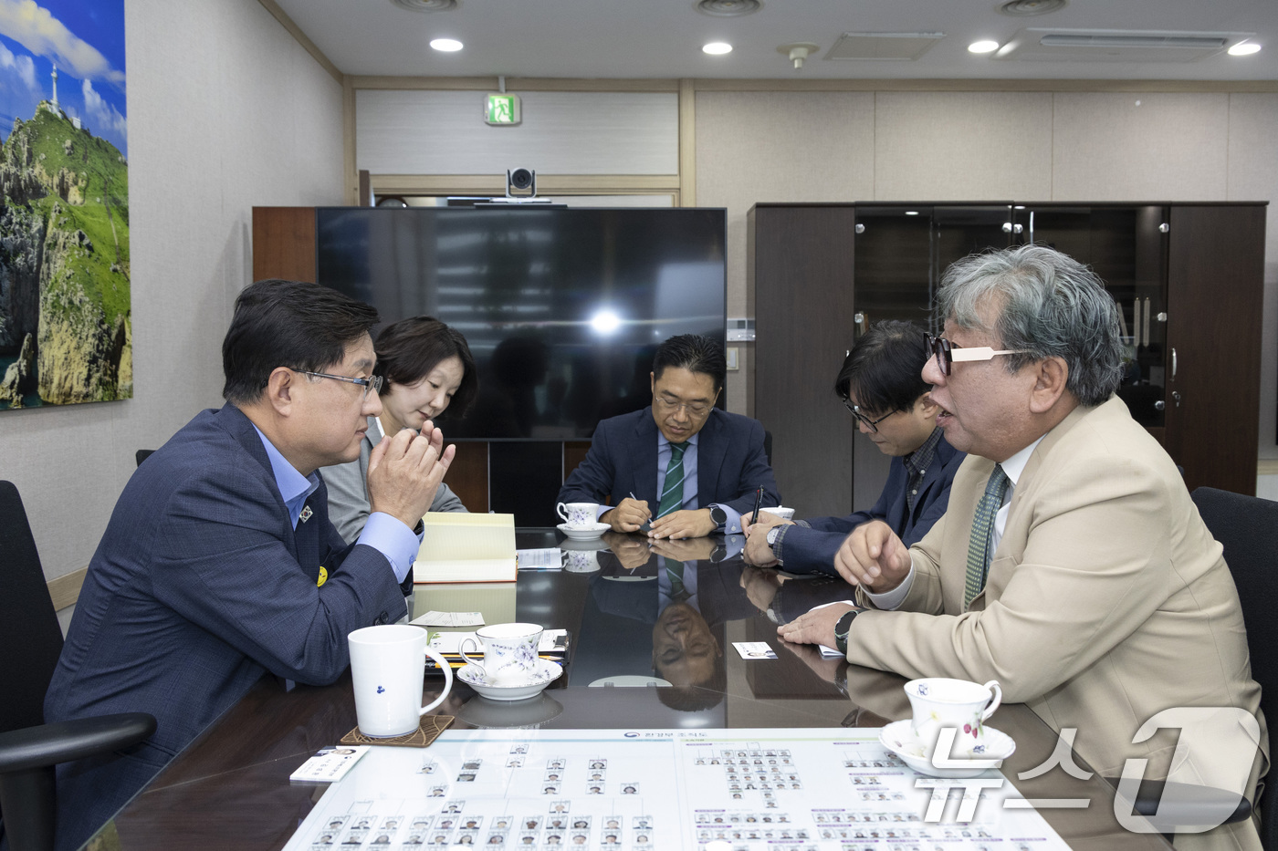(서울=뉴스1) = 김성환 기후에너지환경부장관이 17일 서울 서초구 한강홍수통제소에서 김상협 글로벌녹색성장기구(GGGI) 사무총장과 만나 아세안 기후행동을 견인하기 위한 국제협력 …