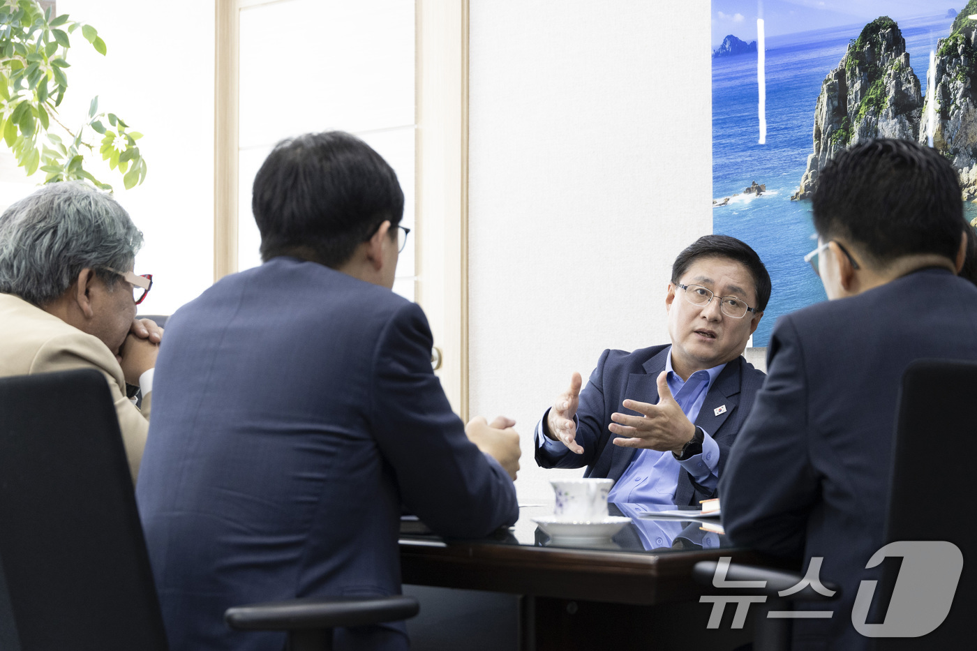 (서울=뉴스1) = 김성환 기후에너지환경부장관이 17일 서울 서초구 한강홍수통제소에서 김상협 글로벌녹색성장기구(GGGI) 사무총장과 만나 아세안 기후행동을 견인하기 위한 국제협력 …