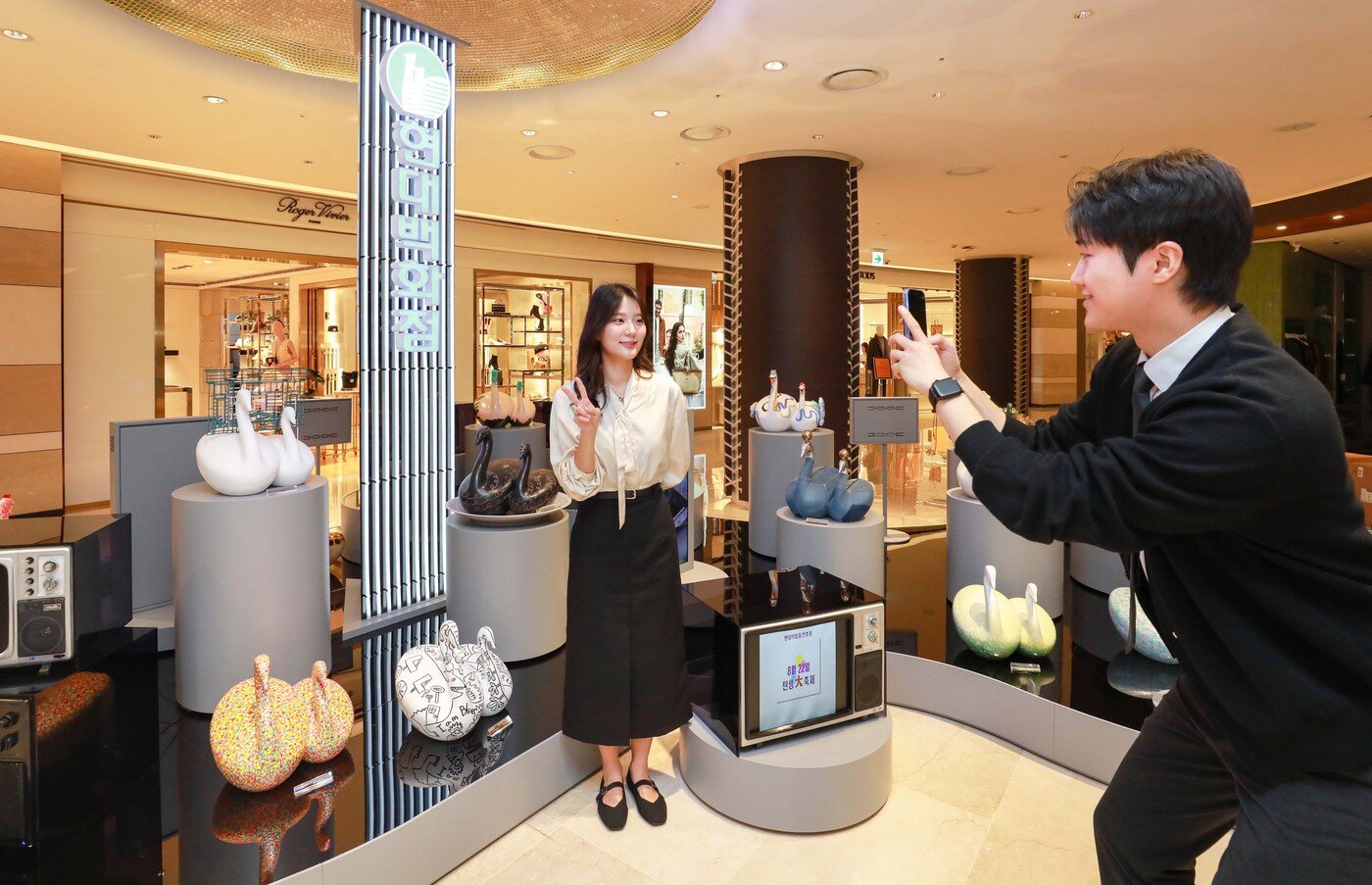 본문 이미지 - 서울 강남구에 위치한 현대백화점 압구정본점 3층 팝업존에서 열린 &#39;현대, 예술이 된 시간&#39; 전시에서 고객들이 기념사진을 촬영하고 있다.&#40;현대백화점 제공&#41;. 