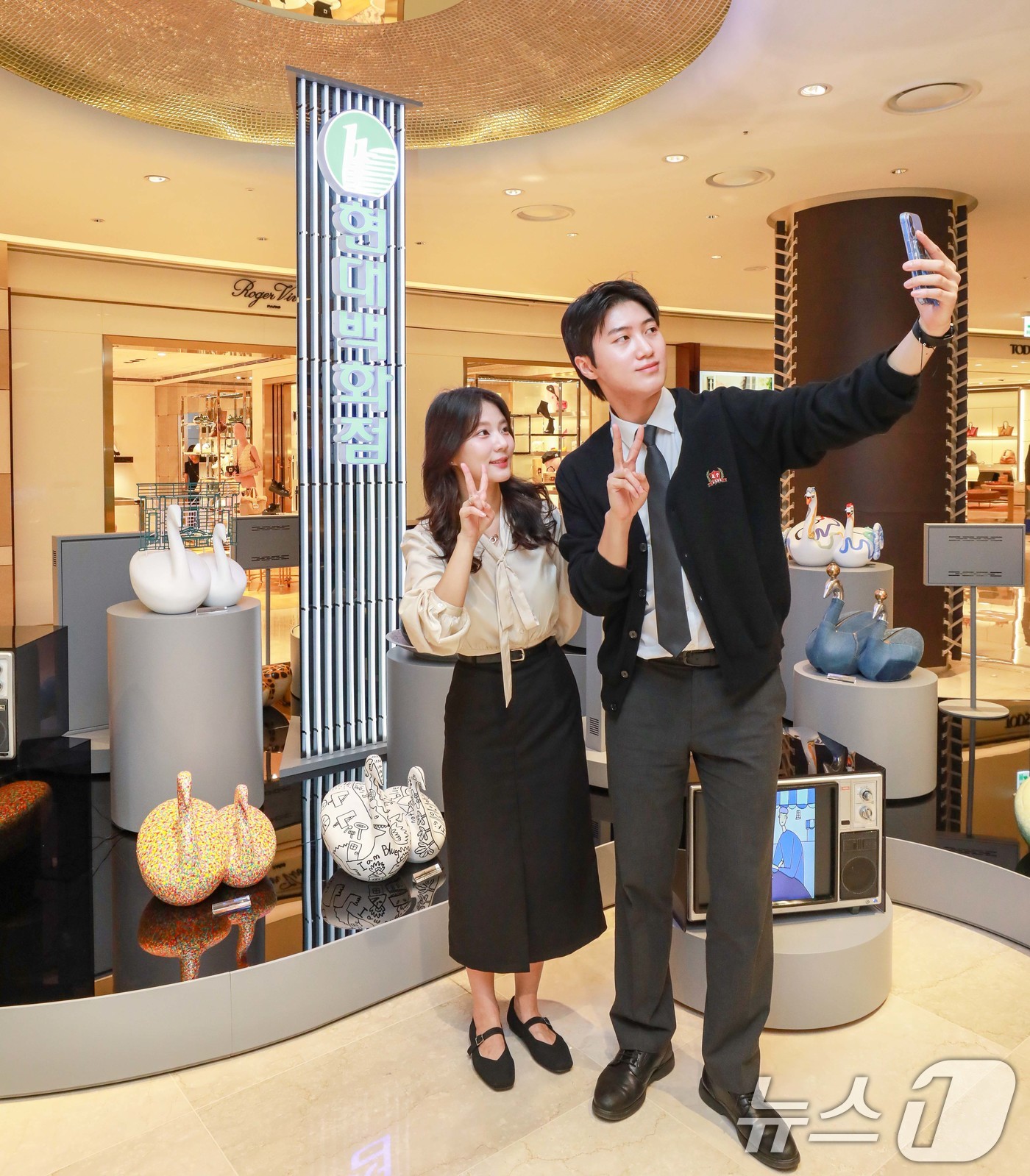 (서울=뉴스1) = 현대백화점은 압구정본점 개점 40주년을 맞아 '현대, 예술이 된 시간' 전시를 진행한다.17일 서울 강남구 현대백화점 압구정본점에서 열린 '현대, 예술이 된 시 …