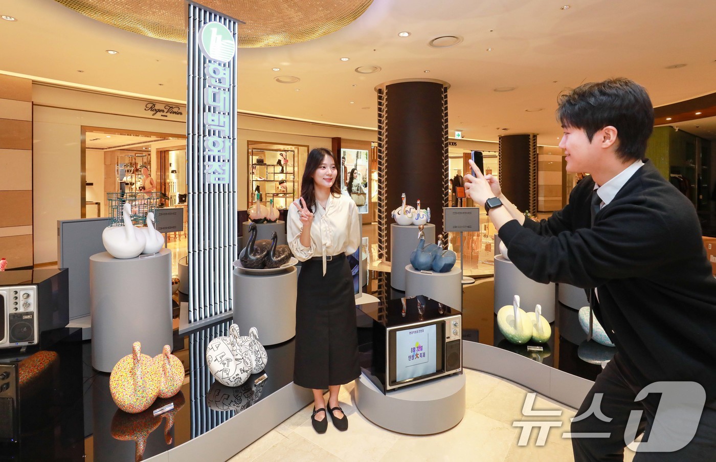 (서울=뉴스1) = 현대백화점은 압구정본점 개점 40주년을 맞아 '현대, 예술이 된 시간' 전시를 진행한다.17일 서울 강남구 현대백화점 압구정본점에서 열린 '현대, 예술이 된 시 …