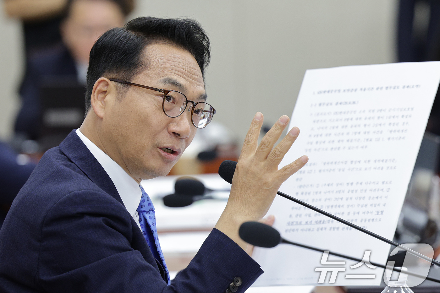 (서울=뉴스1) 신웅수 기자 = 박선원 더불어민주당 의원이 17일 서울 여의도 국회 국방위원회에서 열린 방위사업청 등에 대한 국정감사에서 석종건 방위사업청장에게 질의하고 있다. 2 …