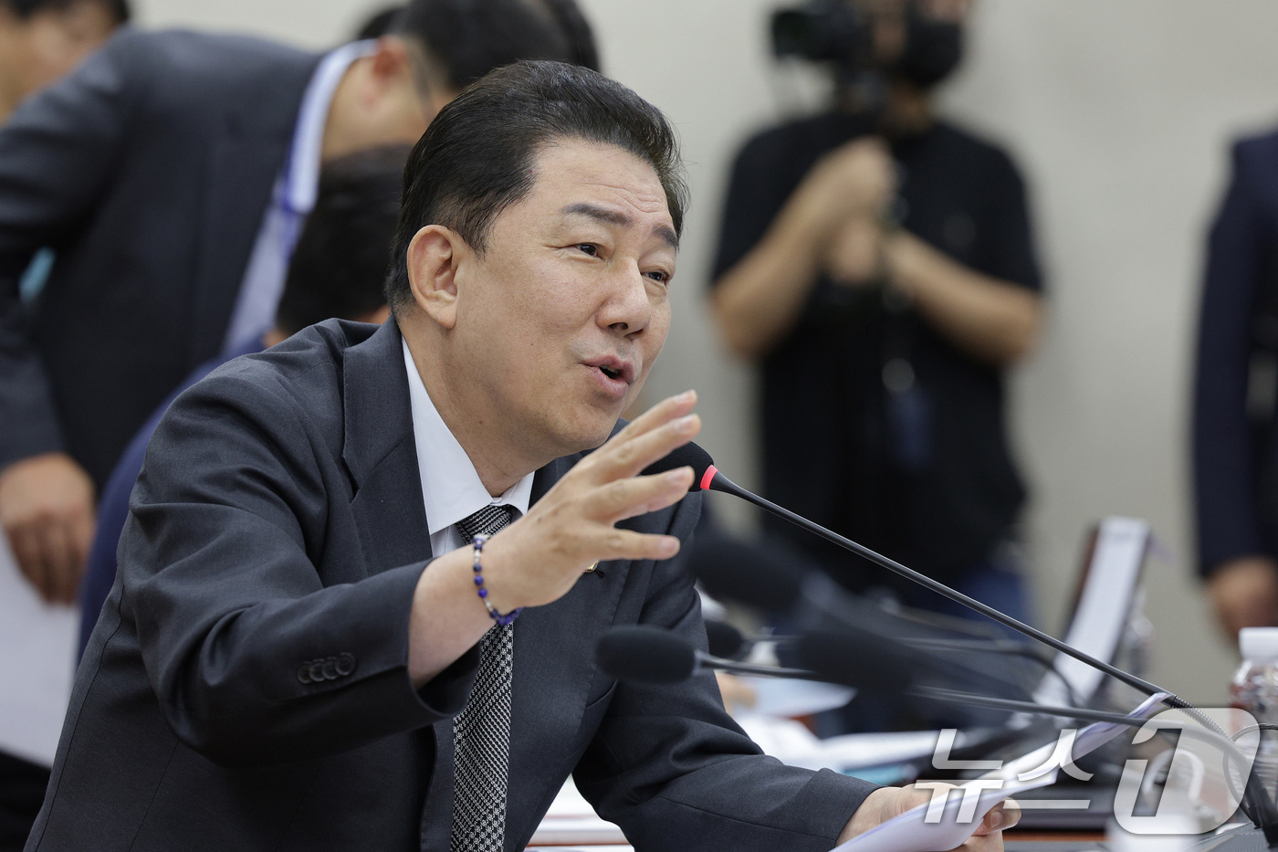 (서울=뉴스1) 신웅수 기자 = 김병기 더불어민주당 원내대표가 17일 서울 여의도 국회 국방위원회에서 열린 방위사업청 등에 대한 국정감사에서 질의하고 있다. 2025.10.17/뉴 …