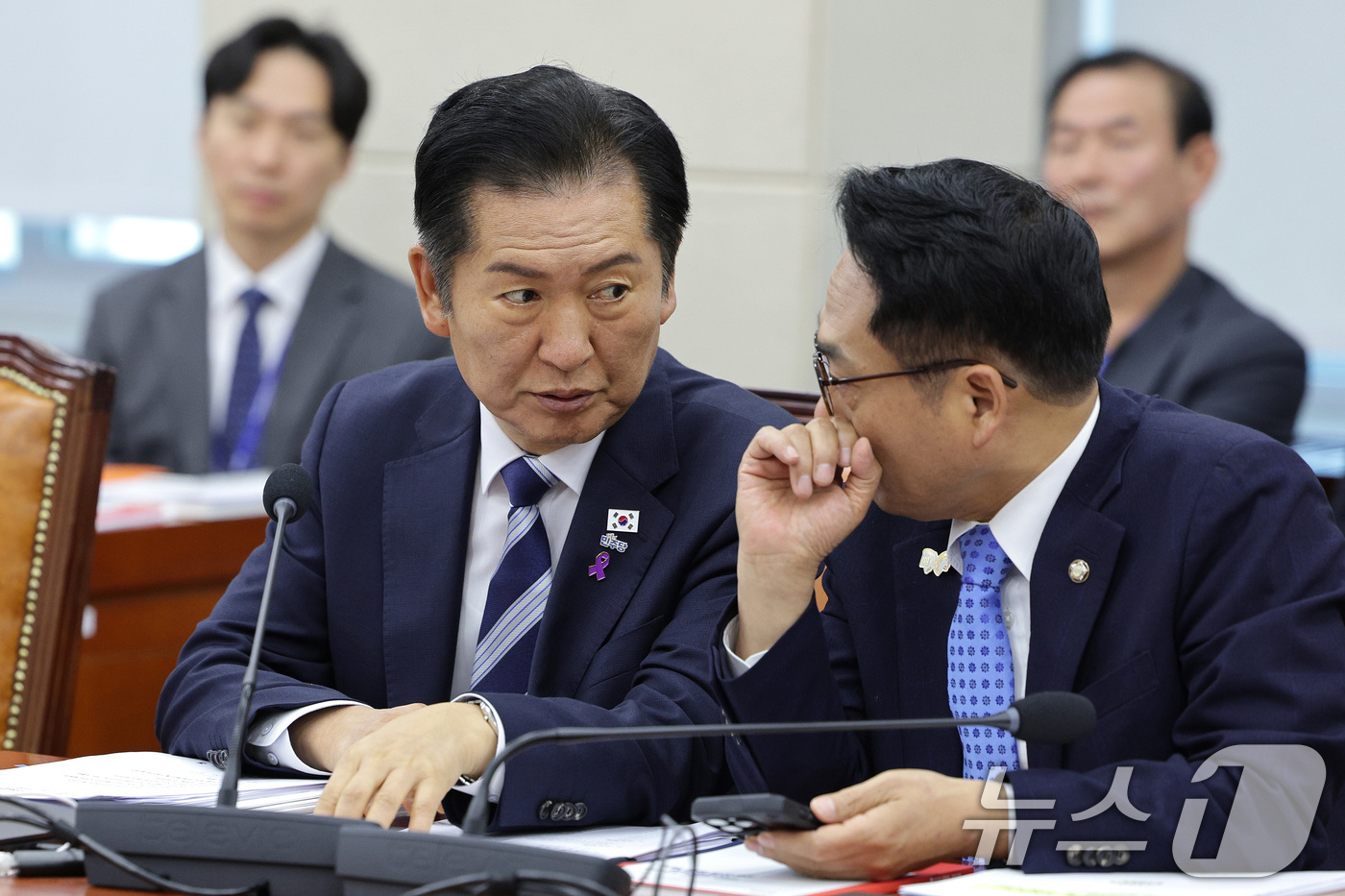 (서울=뉴스1) 신웅수 기자 = 정청래 더불어민주당 대표와 박선원 의원이 17일 서울 여의도 국회 국방위원회에서 열린 방위사업청 등에 대한 국정감사에서 대화하고 있다. 2025.1 …