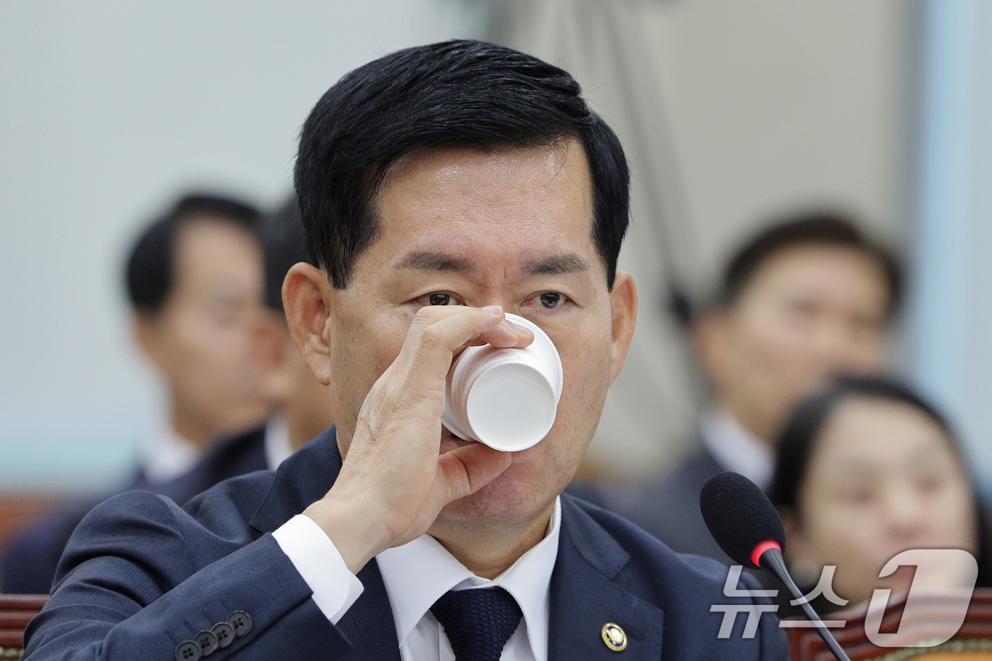 (서울=뉴스1) 신웅수 기자 = 석종건 방위사업청장이 17일 서울 여의도 국회 국방위원회에서 열린 방위사업청 등에 대한 국정감사에서 목을 축이고 있다. 2025.10.17/뉴스1