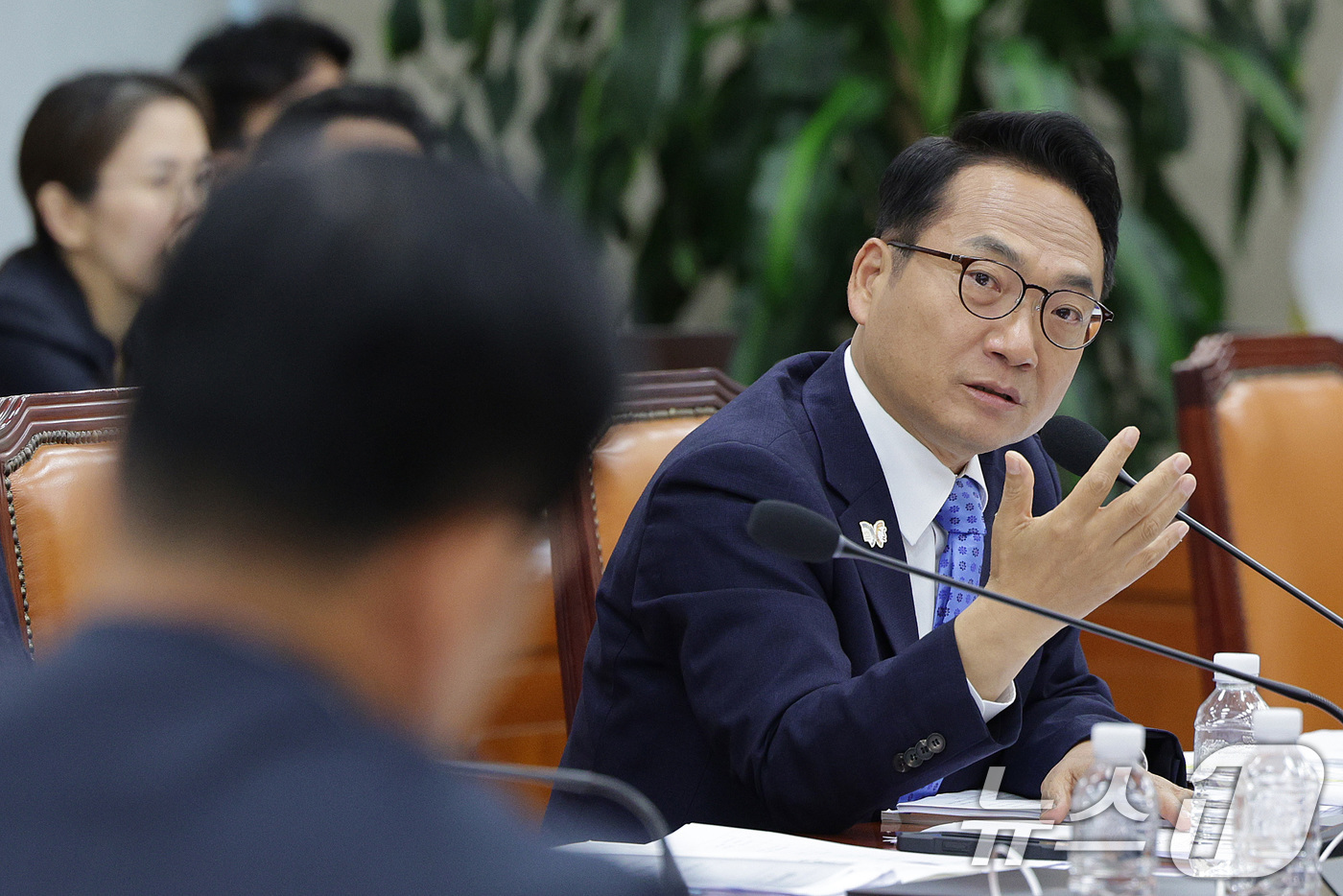 (서울=뉴스1) 신웅수 기자 = 박선원 더불어민주당 의원이 17일 서울 여의도 국회 국방위원회에서 열린 방위사업청 등에 대한 국정감사에서 석종건 방위사업청장에게 질의하고 있다. 2 …