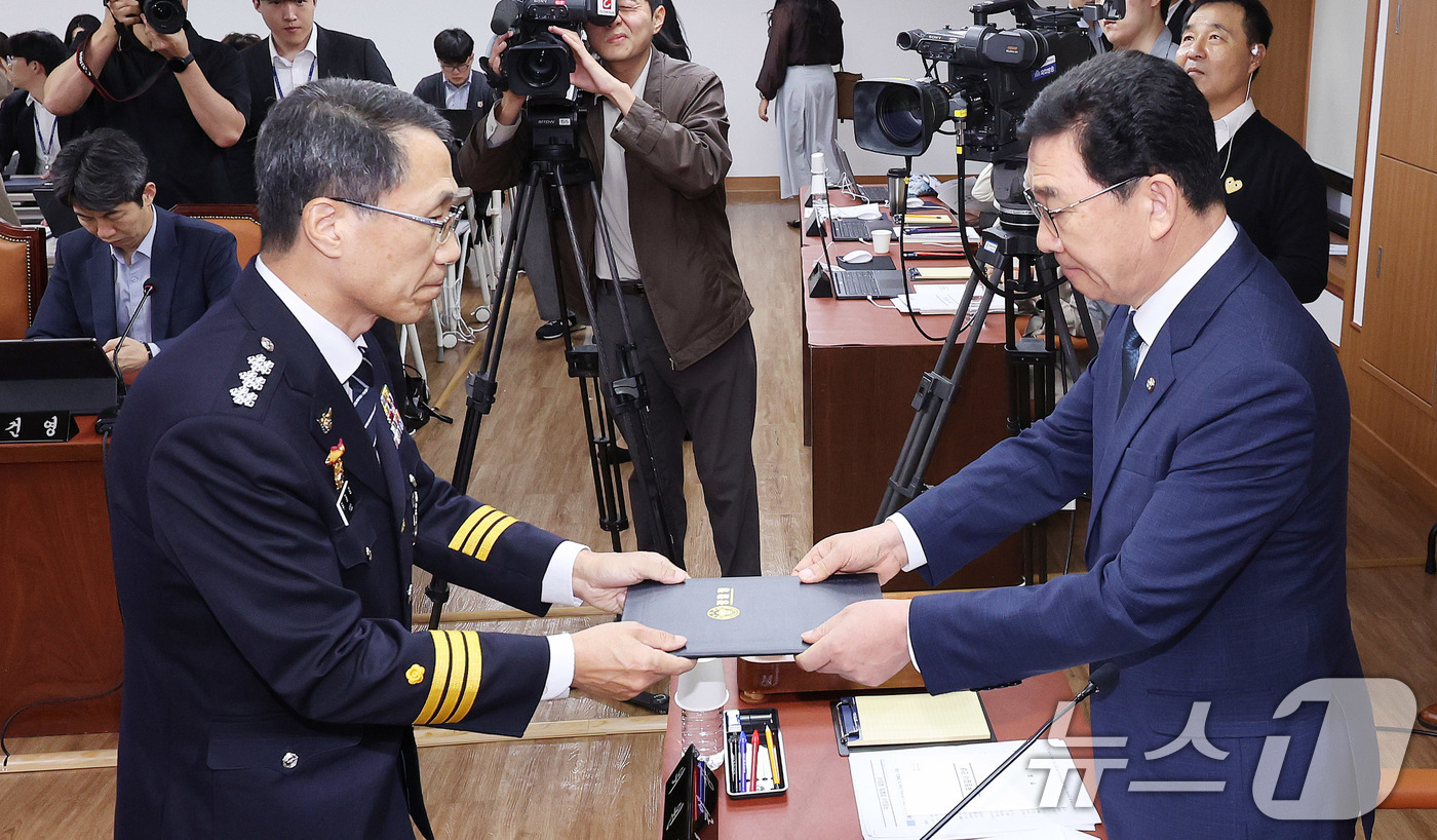 (서울=뉴스1) 박지혜 기자 = 유재성 경찰청장 직무대행이 17일 서울 서대문구 경찰청에서 열린 국회 행정안전위원회 국정감사에서 증인 선서문을 신정훈 국회 행안위원장에게 제출하고 …