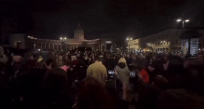 본문 이미지 - 14일&#40;현지시간&#41; 수백 명의 러시아 시민들이 상트페테르부르크 카잔스카야 광장에 모여 반푸틴 금지곡을 떼창하는 일이 있었다. &#40;출처=소셜미디어 X&#41;