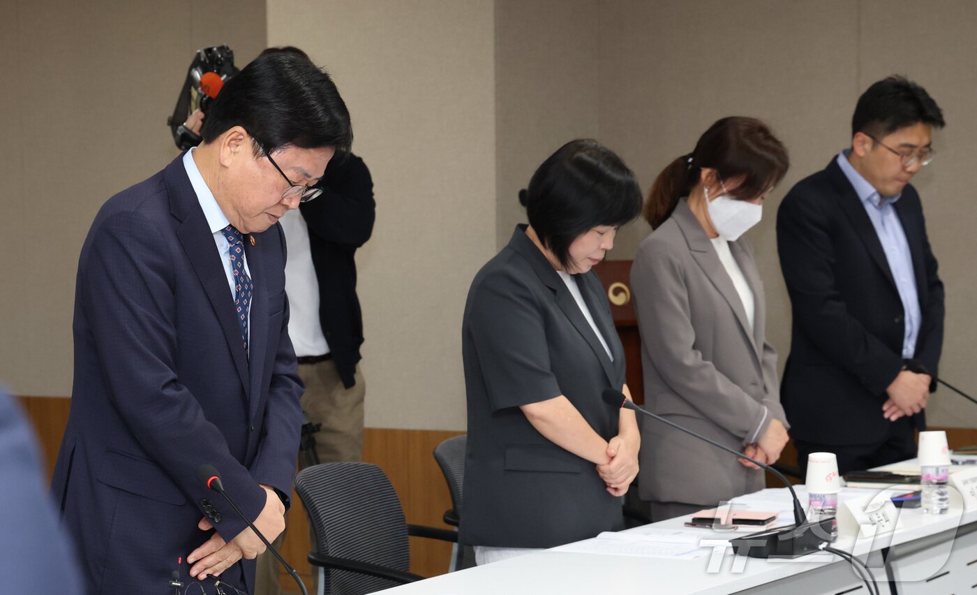 본문 이미지 - 최교진 교육부 장관이 17일 오전 세종시 정부세종청사에서 대학생 해외활동 안전강화 및 취업 사기 예방 간담회에 앞서 대학 및 전문대학 학생처장 회장단과 희생 학생들을 위한 묵념을 하고 있다. 2025.10.17/뉴스1