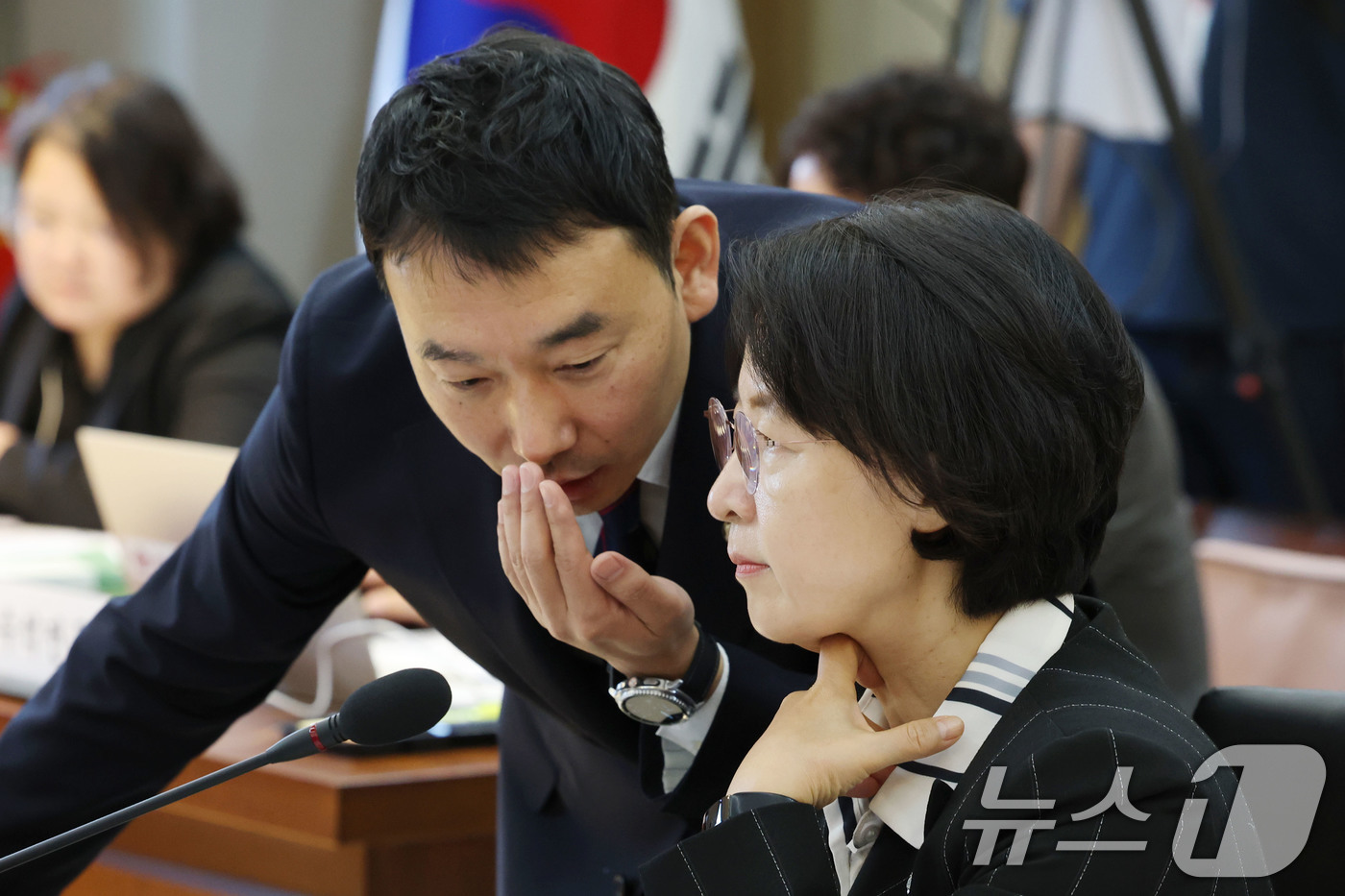 (서울=뉴스1) 이광호 기자 = 17일 오전 서울 종로구 헌법재판소에서 열린 국회 법제사법위원회의 헌법재판소, 헌법재판연구원에 대한 국정감사에서 추미애 위원장과 김용민 더불어민주당 …