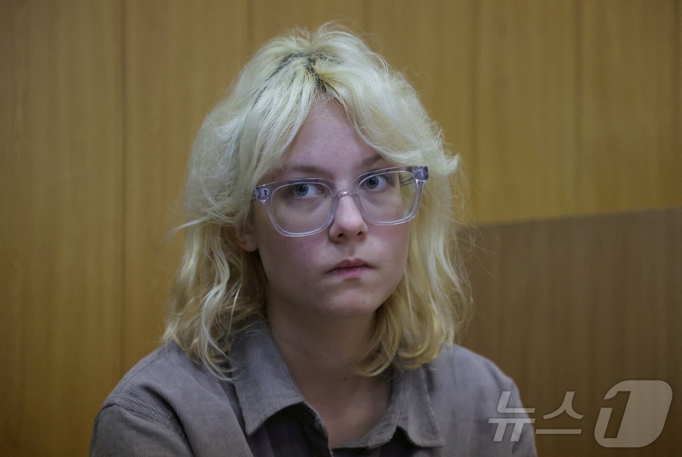본문 이미지 - 16일&#40;현지시간&#41; 러시아 상트페테르부르크에서 디아나 로지노바가 군중 앞에서 금지곡을 공개적으로 부른 혐의로 법정에서 단기 징역형을 선고 받았다. 2025.10.16. ⓒ 로이터=뉴스1 ⓒNews1 이정환 기자
