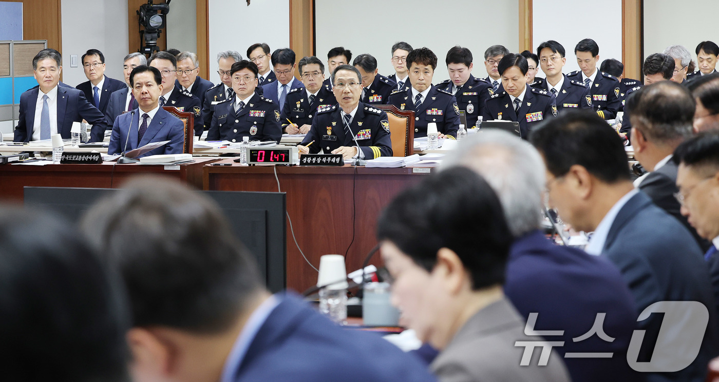 (서울=뉴스1) 박지혜 기자 = 유재성 경찰청장 직무대행이 17일 서울 서대문구 경찰청에서 열린 국회 행정안전위원회 경찰청 국정감사에서 의원들 질의에 답변하고 있다. 2025.10 …