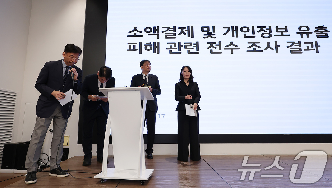 (서울=뉴스1) 김성진 기자 = 서창석 KT 네트워크 부문 부사장(왼쪽부터), 구재형 네트워크 기술 본부장, 김영걸 서비스 Product 본부장, 이세정 Decision intel …