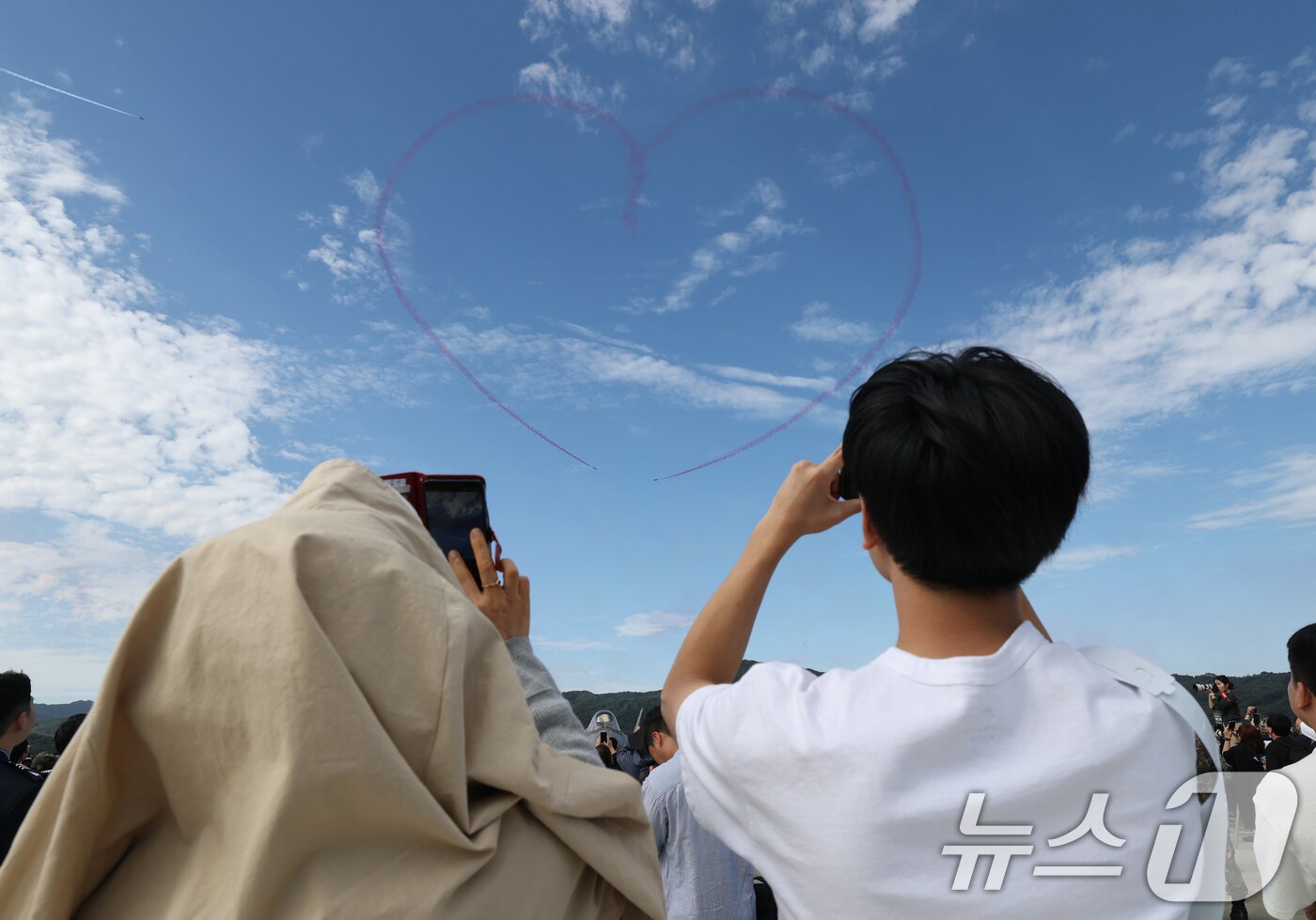 본문 이미지 - 17일 경기 성남시 수정구 서울공항에서 열린 &#39;서울 국제 항공우주 및 방위산업 전시회&#39;&#40;서울 ADEX 2025&#41;&#39;에서 공군 특수비행팀 블랙이글스가 화려한 에어쇼를 선보이고 있다. 2025.10.17/뉴스1 ⓒ News1 김영운 기자