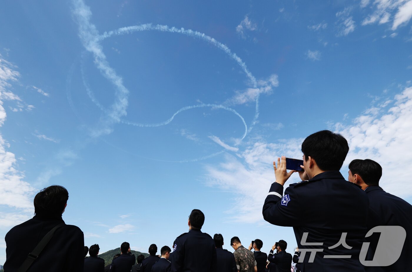 본문 이미지 - 17일 경기 성남시 수정구 서울공항에서 열린 &#39;서울 국제 항공우주 및 방위산업 전시회&#39;&#40;서울 ADEX 2025&#41;&#39;에서 공군 특수비행팀 블랙이글스가 화려한 에어쇼를 선보이고 있다. 2025.10.17/뉴스1 ⓒ News1 김영운 기자