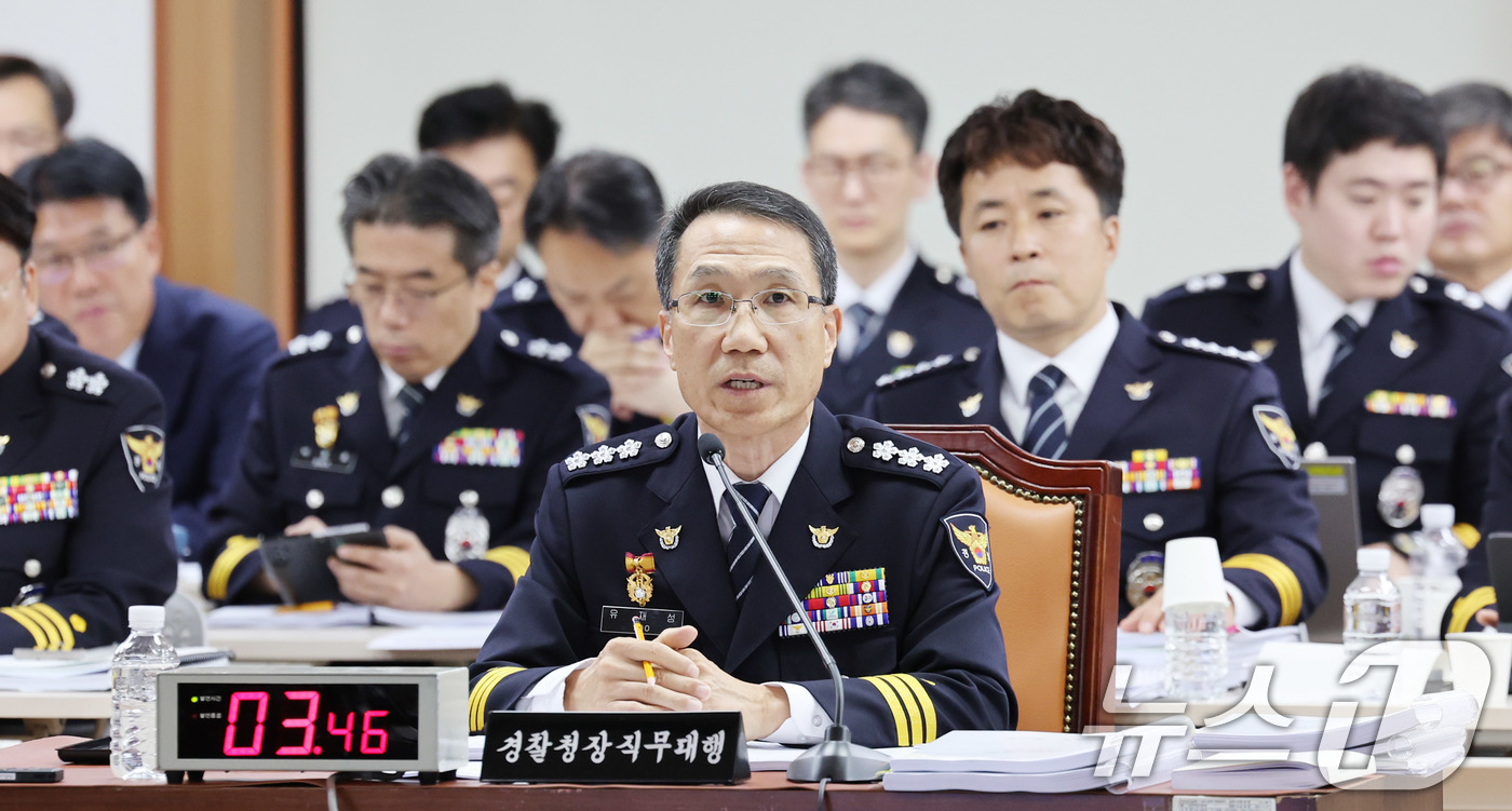 (서울=뉴스1) 박지혜 기자 = 유재성 경찰청장 직무대행이 17일 서울 서대문구 경찰청에서 열린 국회 행정안전위원회 경찰청 국정감사에서 의원들 질의에 답변하고 있다. 2025.10 …