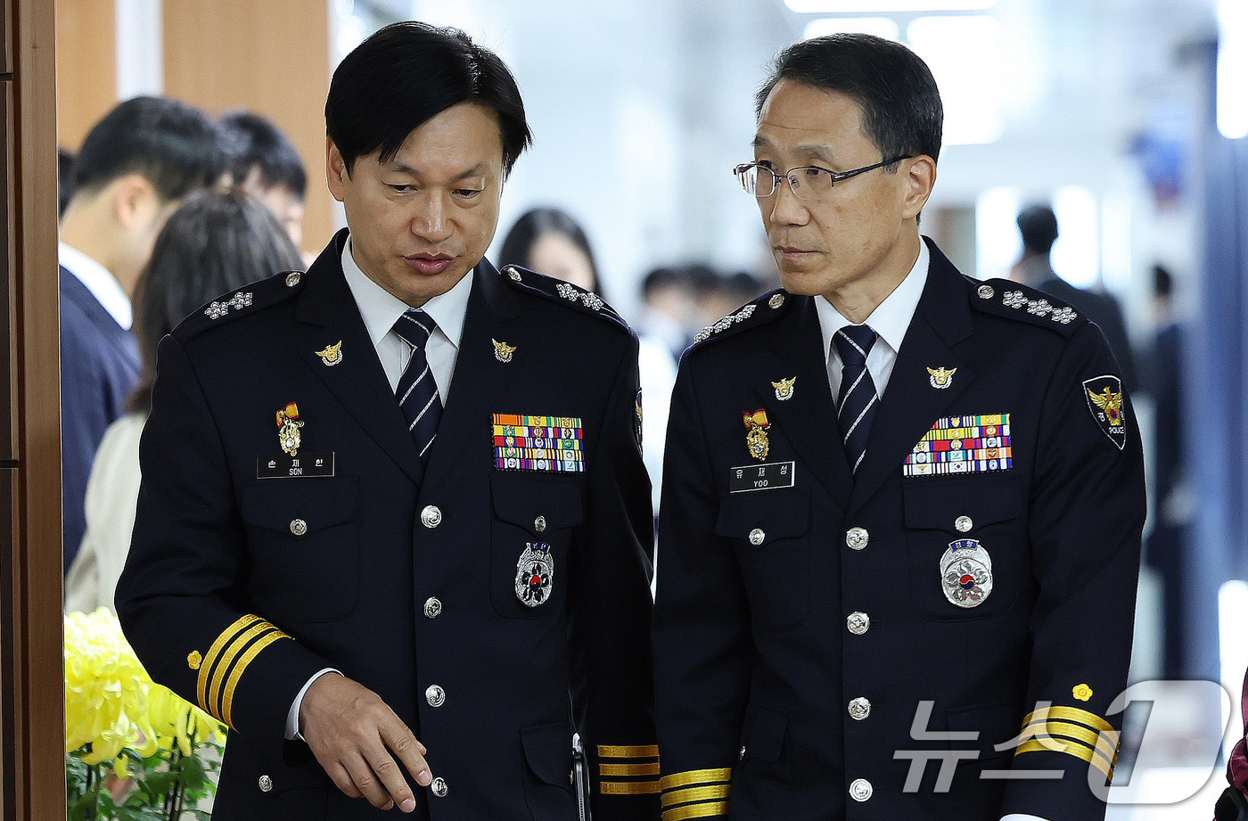 (서울=뉴스1) 박지혜 기자 = 유재성 경찰청장 직무대행이 17일 서울 서대문구 경찰청에서 열린 국회 행정안전위원회 경찰청 국정감사에 앞서 손제한 서울시경찰청 수사차장과 대화를 나 …
