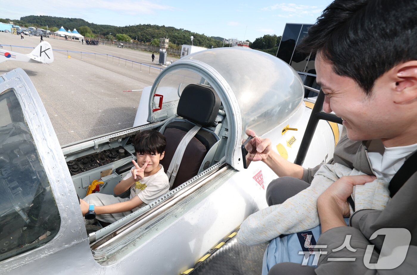 본문 이미지 - 17일 경기 성남시 수정구 서울공항에서 열린 &#39;서울 국제 항공우주 및 방위산업 전시회&#39;&#40;서울 ADEX 2025&#41;&#39;에서 한 아이가 비행기 탑승 체험을 하고 있다. 2025.10.17/뉴스1 ⓒ News1 김영운 기자