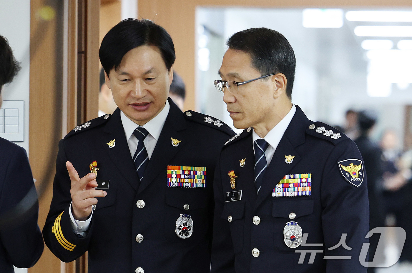 (서울=뉴스1) 박지혜 기자 = 유재성 경찰청장 직무대행이 17일 서울 서대문구 경찰청에서 열린 국회 행정안전위원회 경찰청 국정감사에 앞서 손제한 서울시경찰청 수사차장과 대화를 나 …