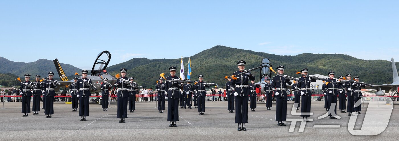 본문 이미지 - 17일 경기 성남시 수정구 서울공항에서 열린 &#39;서울 국제 항공우주 및 방위산업 전시회&#39;&#40;서울 ADEX 2025&#41;&#39;에서 공군 의장대가 축하공연을 하고 있다. 2025.10.17/뉴스1 ⓒ News1 김영운 기자