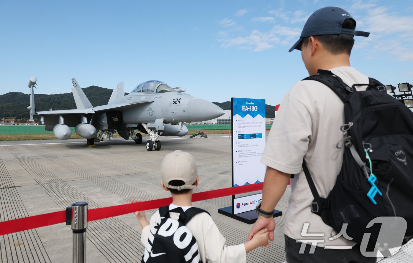 본문 이미지 - 17일 경기 성남시 수정구 서울공항에서 열린 &#39;서울 국제 항공우주 및 방위산업 전시회&#39;&#40;서울 ADEX 2025&#41;&#39;에서 미군 EA-18G 그라울러 전자전기가 전시되어 있다. 2025.10.17/뉴스1 ⓒ News1 김영운 기자